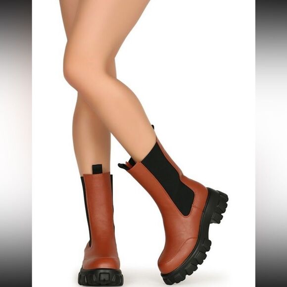 Mid leather pull on boots Chunky Mid Calf Elastic Round Toe Lugged Sole Size 8.5